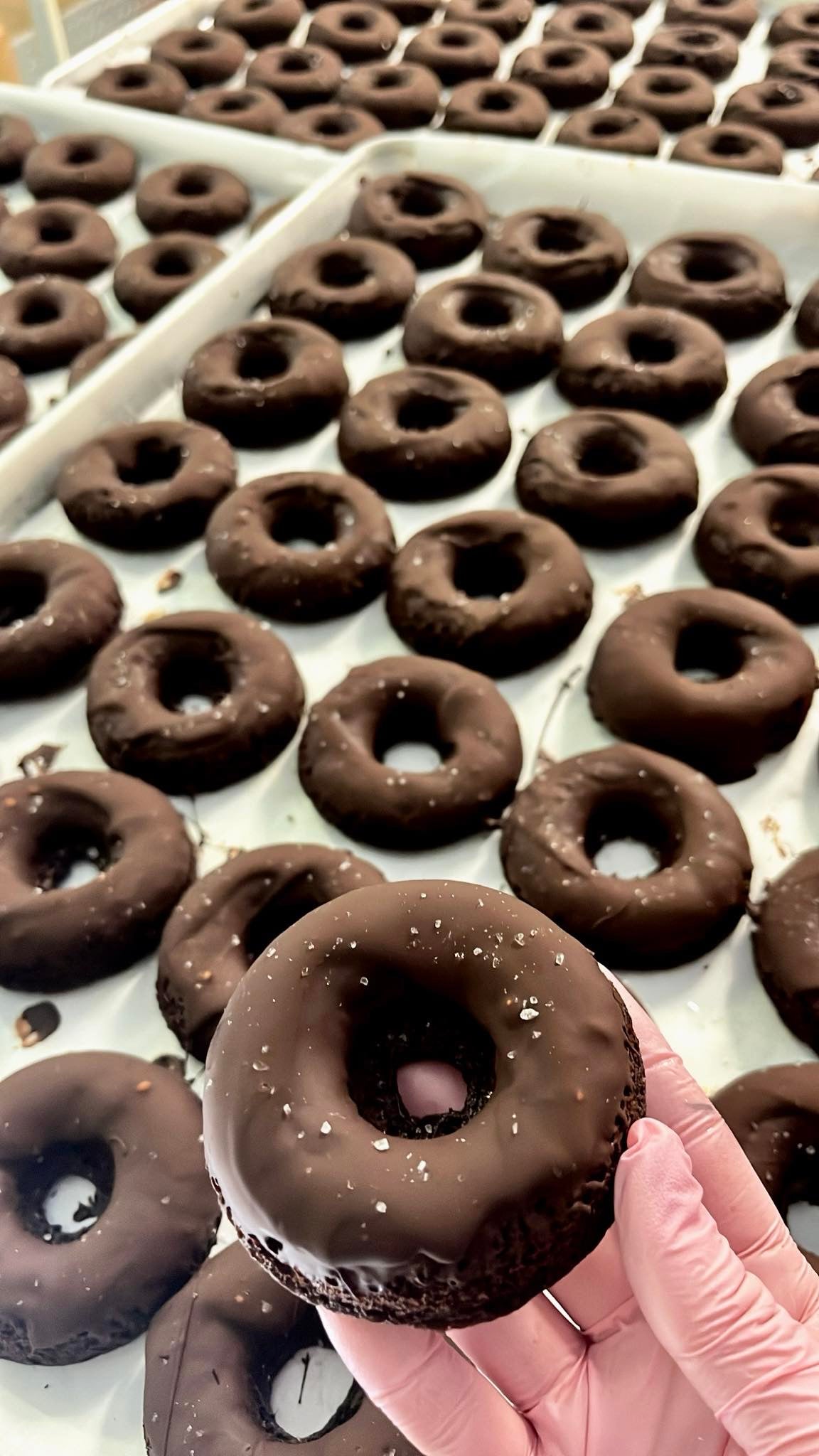 Beignes à la patate douce, chocolat noir et fleur de sel. Boîte de 6 beignes